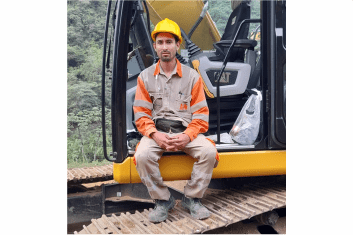 manuel david zapata egresado de grupo makro experto en manejo de excavadora hidraulica 1