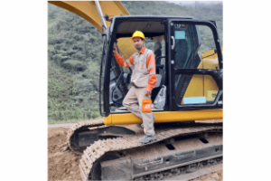 manuel david zapata egresado de grupo makro experto en manejo de excavadora hidraulica home