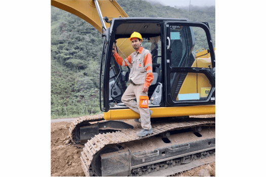 manuel david zapata egresado de grupo makro experto en manejo de excavadora hidraulica portada