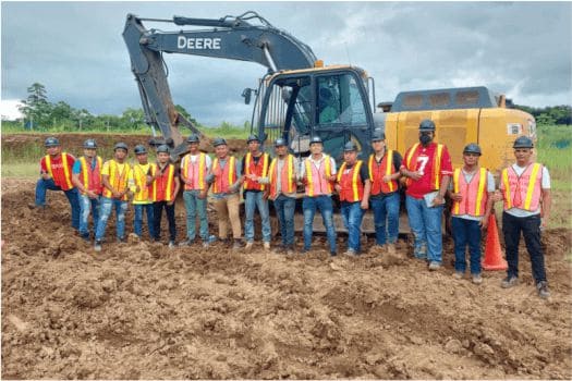 inician practicas de excavadora hidraulica en panama grupo makro